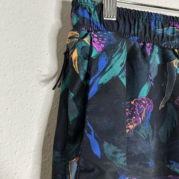 All In Motion Dark Floral Athletic Shorts Size M - Picture 7 of 12